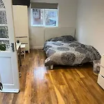 Amazing Studio In Shepred Bush
